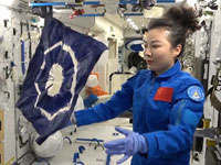 在太空拧毛巾会获得一副水膜手套 有点神似动画中的场景